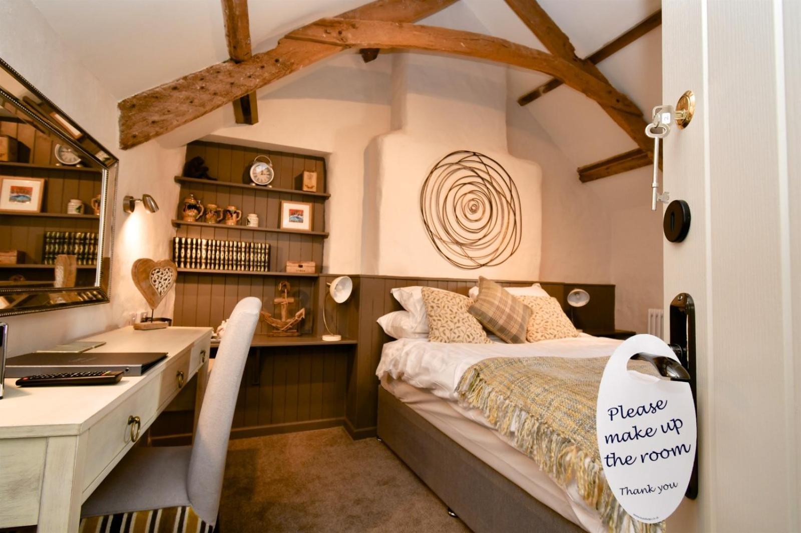 Carew Inn Экстерьер фото